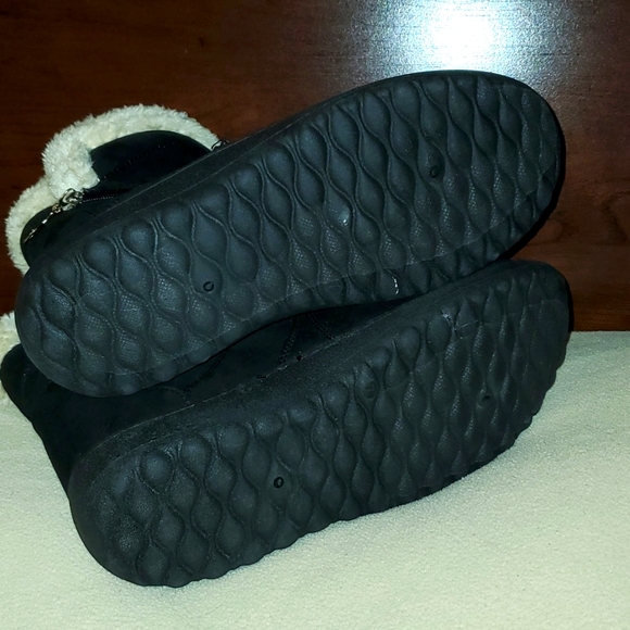 Forever Brand Black Zip Ankle Boot with Cream Faux Fur Size 7 - Picture 7 of 7